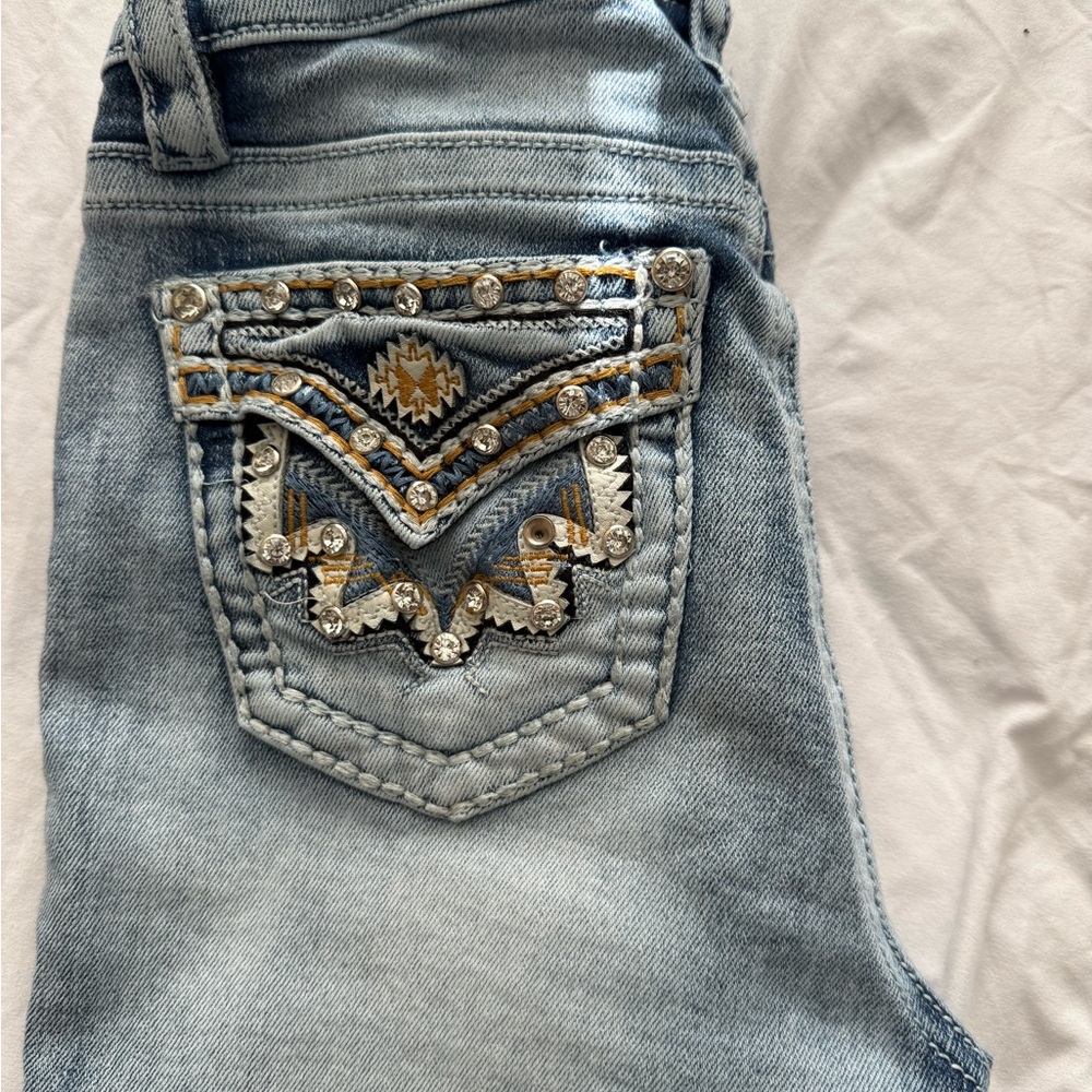 Stylish Women's Jeans with Embellished Pockets